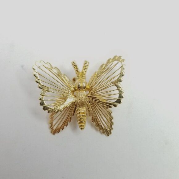 Vintage Little Gold Tone Butterfly Brooch, Wire Wings, Metal Lapel Pin, Estate - Picture 5 of 6